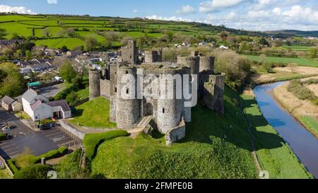 Vue aérienne du château de Kidwelly, dans le Carmarthenshire Banque D'Images