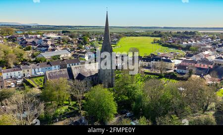 Vue aérienne de l'église Kidwelly, Carmarthenshire Banque D'Images