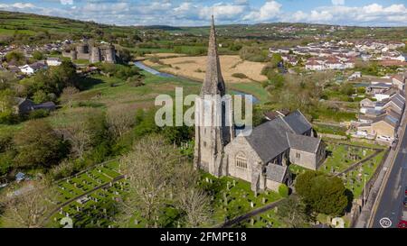 Vue aérienne de l'église et du château Kidwelly, dans le Carmarthenshire Banque D'Images