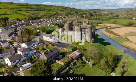 Vue aérienne du château de Kidwelly, dans le Carmarthenshire Banque D'Images