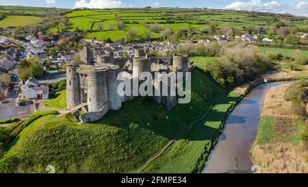 Vue aérienne du château de Kidwelly, dans le Carmarthenshire Banque D'Images