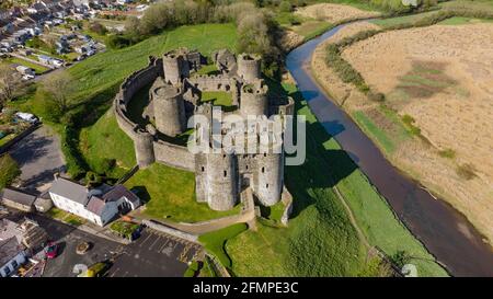 Vue aérienne du château de Kidwelly, dans le Carmarthenshire Banque D'Images