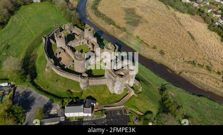 Vue aérienne du château de Kidwelly, dans le Carmarthenshire Banque D'Images