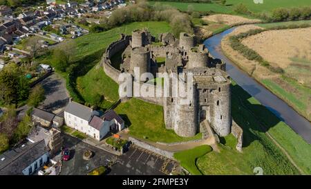 Vue aérienne du château de Kidwelly, dans le Carmarthenshire Banque D'Images