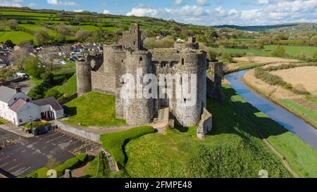 Vue aérienne du château de Kidwelly, dans le Carmarthenshire Banque D'Images