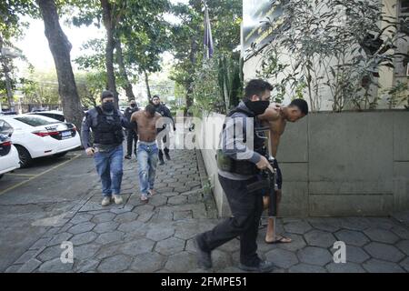 11 mai 2021, Rio de Janeiro, Rio de Janeiro, Brésil : (INT) OPÉRATION DE POLICE CIVILE - 11 mai 2021, Rio de Janeiro, Brésil : Ce matin (11), la police civile du DHC a lancé une opération visant à se conformer à 4 mandats d'arrêt préventif et à 21 mandats de perquisition et de saisie, émis par la 1ère Cour spécialisée de la capitale, dans le cadre d'une enquête policière instituée pour enquêter sur le crime d'organisation criminelle. L'opération, qui aura le soutien d'environ 150 policiers civils du DGHPP, sera effectuée à Del Castilho, Rio de Janeiro et Duque de Caxias, selon les enquêtes, Banque D'Images