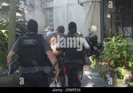 11 mai 2021, Rio de Janeiro, Rio de Janeiro, Brésil : (INT) OPÉRATION DE POLICE CIVILE - 11 mai 2021, Rio de Janeiro, Brésil : Ce matin (11), la police civile du DHC a lancé une opération visant à se conformer à 4 mandats d'arrêt préventif et à 21 mandats de perquisition et de saisie, émis par la 1ère Cour spécialisée de la capitale, dans le cadre d'une enquête policière instituée pour enquêter sur le crime d'organisation criminelle. L'opération, qui aura le soutien d'environ 150 policiers civils du DGHPP, sera effectuée à Del Castilho, Rio de Janeiro et Duque de Caxias, selon les enquêtes, Banque D'Images