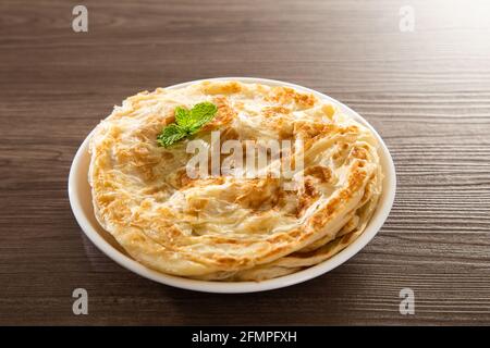 Roti Parata ou Roti Canai avec sauce au curry d'agneau - Petit déjeuner malaisien populaire Banque D'Images