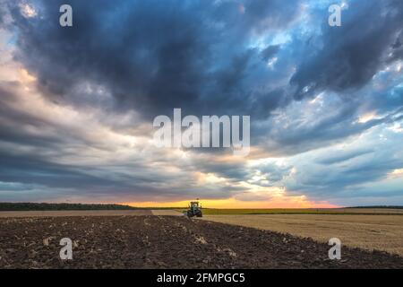 Tracteur labour des champs , paysage agricole Banque D'Images