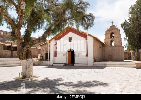 L'église principale et la Plaza d'Ayquina, un petit village au milieu du désert d'Atacama dans le nord du Chili. Banque D'Images