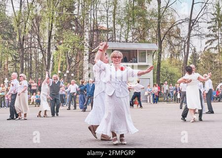 Ekaterinbourg, Russie - 9 mai 2021 : les couples seniors dansent dans le parc de printemps de la ville. Banque D'Images