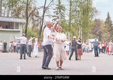 Ekaterinbourg, Russie - 9 mai 2021 : les couples seniors dansent dans le parc de printemps de la ville. Banque D'Images