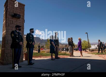 La première dame Jill Biden salue le général de division Matt McFarlane et son épouse Kelly McFarlane lors de sa visite à la base militaire de fort Carson, au sud de Colorado Springs, au Colorado, le jeudi 6 mai 2021. Biden a parlé et visité des conjoints militaires, pour célébrer les conjoints avant la Journée d'appréciation des conjoints militaires, pendant l'événement connexion des conjoints militaires de l'USO. (Photo de Chancey Bush/The Gazette/TNS/Sipa USA) Banque D'Images