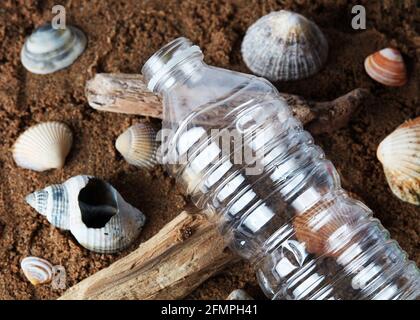 Bouteille en plastique sur la plage Banque D'Images