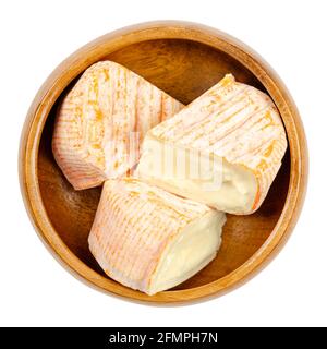 Triangles de fromage doux français, dans un bol en bois. Saint Albray, un fromage de la région Aquitaine, semblable à Camembert. Banque D'Images