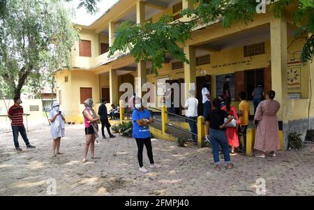 Guwahati, Assam, Inde. 11 mai 2021. File d'attente des jeunes pour l'injection de COVID-19 dans le centre de vacances de Guwahati Assam Inde le mardi 11 mai 2021.la vaccination des jeunes âgés de 18 à 45 ans avait commencé dans l'État. Credit: Dasarath Deka/ZUMA Wire/Alay Live News Banque D'Images