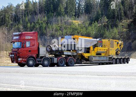 Le camion Red Scania Lavettikuljetus Alanne Oy tire le concasseur à mâchoires B5 de Keestrack sur une semi-remorque à plateau surchargée. Grande charge. Forssa, Finlande. 29 avril 2021. Banque D'Images