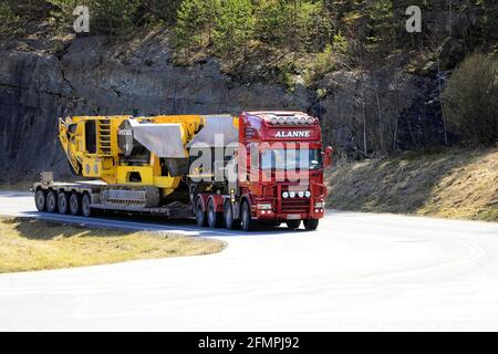 Le camion Red Scania Lavettikuljetus Alanne Oy tire le concasseur à mâchoires B5 de Keestrack sur une semi-remorque à plateau surchargée. Grande charge. Forssa, Finlande. 29 avril 2021. Banque D'Images