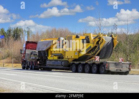 Le camion Red Scania Lavettikuljetus Alanne Oy tire le concasseur à mâchoires B5 de Keestrack sur une semi-remorque à plateau surchargée. Grande charge. Forssa, Finlande. 29 avril 2021. Banque D'Images