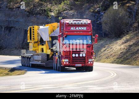 Le camion Red Scania Lavettikuljetus Alanne Oy tire le concasseur à mâchoires B5 de Keestrack sur une semi-remorque à plateau surchargée. Grande charge. Forssa, Finlande. 29 avril 2021. Banque D'Images