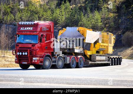 Le camion Red Scania Lavettikuljetus Alanne Oy tire le concasseur à mâchoires B5 de Keestrack sur une semi-remorque à plateau surchargée. Grande charge. Forssa, Finlande. 29 avril 2021. Banque D'Images