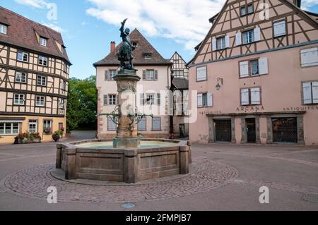 Fontaine de Schwendi avec statue et place de l’ancienne Gare, Colmar, Haut-Rhin (68), région du Grand-est, France Banque D'Images