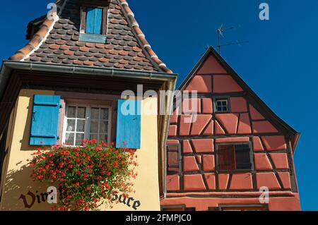 Eguisheim sur la route des vins d'Alsace, classée comme l'un des plus beaux villages de France, Haut-Rhin (68), région du Grand est, France Banque D'Images