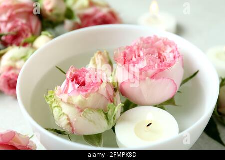 Concept romantique avec roses et bougies, gros plan Banque D'Images
