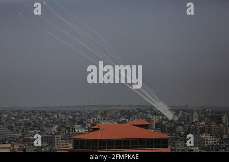 Gaza, la bande de Gaza, Palestine. 11 mai 2021. Des roquettes palestiniennes ont été tirées de la bande de Gaza. Crédit : Mahmoud Khatab/Quds Net News/ZUMA Wire/Alay Live News Banque D'Images