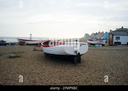 Bateaux de pêche traditionnels en bois à toit ouvert Aldeburgh Suffolk Royaume-Uni Banque D'Images