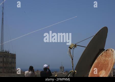 Gaza, la bande de Gaza, Palestine. 11 mai 2021. Des roquettes palestiniennes ont été tirées de la bande de Gaza. Crédit : Mahmoud Khatab/Quds Net News/ZUMA Wire/Alay Live News Banque D'Images