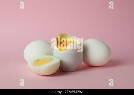 Œufs durs savoureux sur fond rose, gros plan Banque D'Images