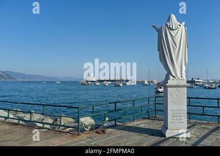 Statue de Santa Margherita face à la mer au golfe de Tigullio de Santa Margherita Ligure, Italie Banque D'Images