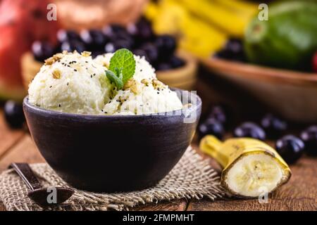 crème glacée à la banane végétalienne sans lait dans un bol en argile fait à la main, nourriture saine sans ingrédients d'origine animale Banque D'Images