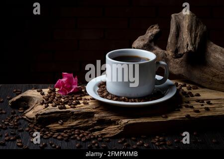 Une tasse de café sur un bois rustique. Grains de café Banque D'Images