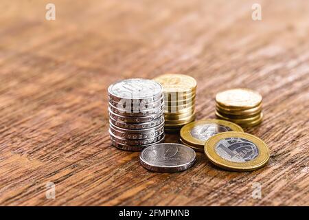 pièces du brésil, pile de 1 pièces réelles, 50 cents et autres valeurs. Pièces d'un réel et cinquante cents du brésil Banque D'Images