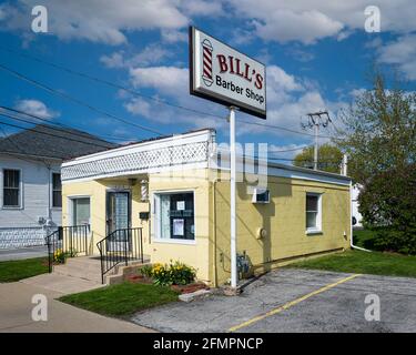 Extérieur du magasin de coiffure d'époque Bill's Barber Shop sur West Avenue à Orland Park, Illinois sous un ciel bleu nuageux Banque D'Images