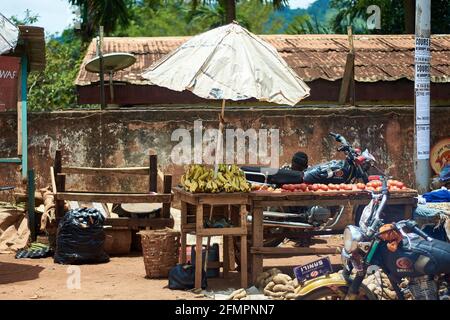 Black Man vendant des bananes sous un parapluie dans une rue Marché à Yaoundé Banque D'Images