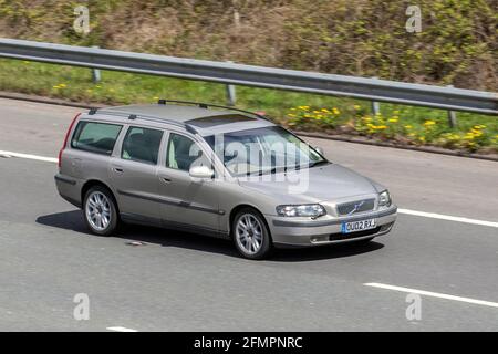 2002 Volvo V70 S 20v Auto Estate ; circulation automobile, véhicules en mouvement, voitures, véhicule roulant sur les routes britanniques, moteurs, conduite sur l'autoroute M6 réseau routier britannique. Banque D'Images