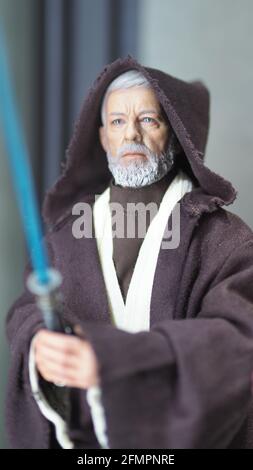 Bangkok Thaïlande. Avril 30 2018. Figurine Star Wars. OBI WAN Kenobi debout et sabre léger Jedi. OBI WAN Kenobi jouet chiffres modèle de caractères. St Banque D'Images