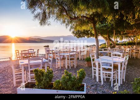 Lefkada, Grèce. Nikiana Beach taverne au lever du soleil, île de Lefkada, Grèce. Banque D'Images