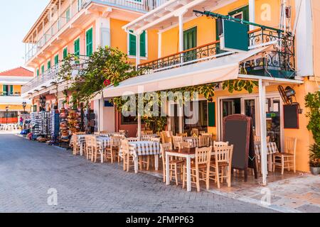 Lefkada, Grèce. Taverne grecque dans la vieille ville de Lefkada. Banque D'Images