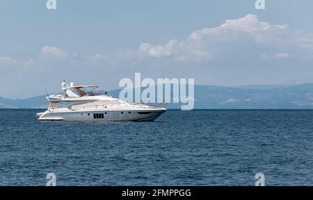 Yacht blanc de luxe dans la mer. Concept vacances d'été. Banque D'Images