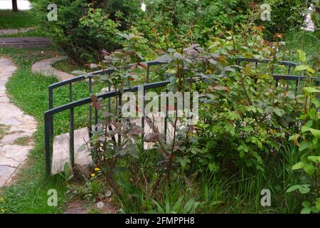 Passerelle miniature en bois et chemin de randonnée en pierre dans une petite ville garez le véhicule en bordure de Banque D'Images