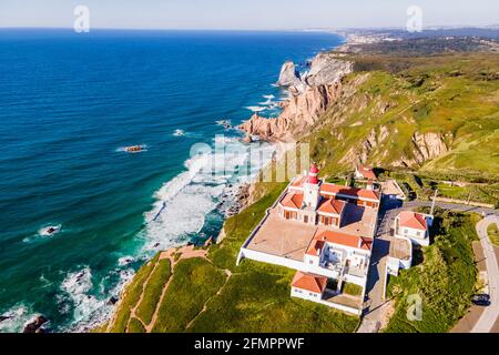 Vue aérienne du phare de Cabo da Roca, une côte naturelle avec un point de vue sur les falaises face à l'océan Atlantique, Colares, Lisbonne, Portugal. Banque D'Images