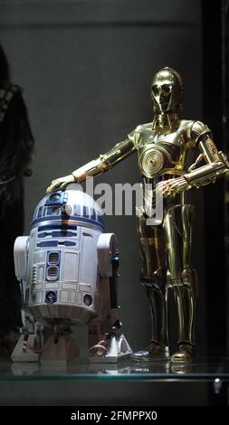 Bangkok Thaïlande. Avril 30 2018. Figurine Star Wars. R2-D2 et C-3PO debout sur fond noir. R2-D2 et C-3PO jouet chiffres modèle de caractères. Starwa Banque D'Images