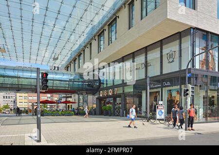 Mannheim, Allemagne - juillet 2019: Entrée du grand centre commercial moderne appelé 'Q6 Q7' avec les gens dans le centre-ville de Mannheim Banque D'Images