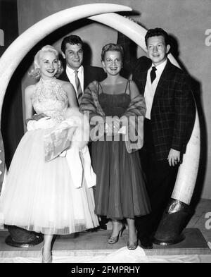 Mari et femme JANET LEIGH et TONY CURTIS avec MARILYN ERSKINE et DONALD O'CONNOR à la première de gala à Hollywood pour Clark Gable Ava Gardner et Grace Kelly dans MOGAMBO on 8 octobre 1953 réalisateur John Ford produit par Metro Goldwyn Payeur Banque D'Images