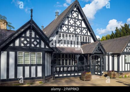 MANCHESTER, ROYAUME-UNI - 05 mai 2021 : le bâtiment Tudor construit 1849 structures encadrées en bois utilisées pour une cour Banque D'Images
