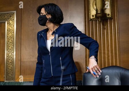 Rochelle Walensky, directrice des centres américains pour le contrôle et la prévention des maladies (CDC), se prépare à témoigner devant une audience du Sénat sur la santé, l'éducation, le travail et les pensions pour examiner une mise à jour des responsables fédéraux sur les efforts de lutte contre la COVID-19 dans le bâtiment Dirksen du Sénat à Washington, DC, USA, 11 mai 2021. Jim LoScazzo/Pool via CNP /MediaPunch Banque D'Images